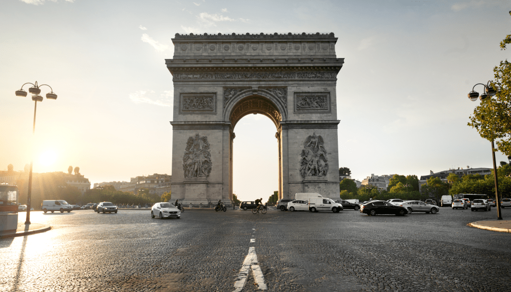 Vue de l’Arc de Triomphe à Paris, symbole du cabinet d’avocats Couderc implanté dans la capitale.